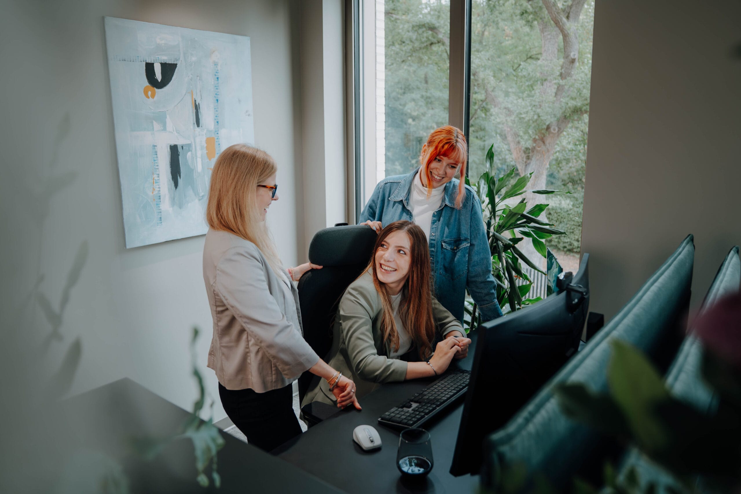 experics besprechung am schreibtisch scaled