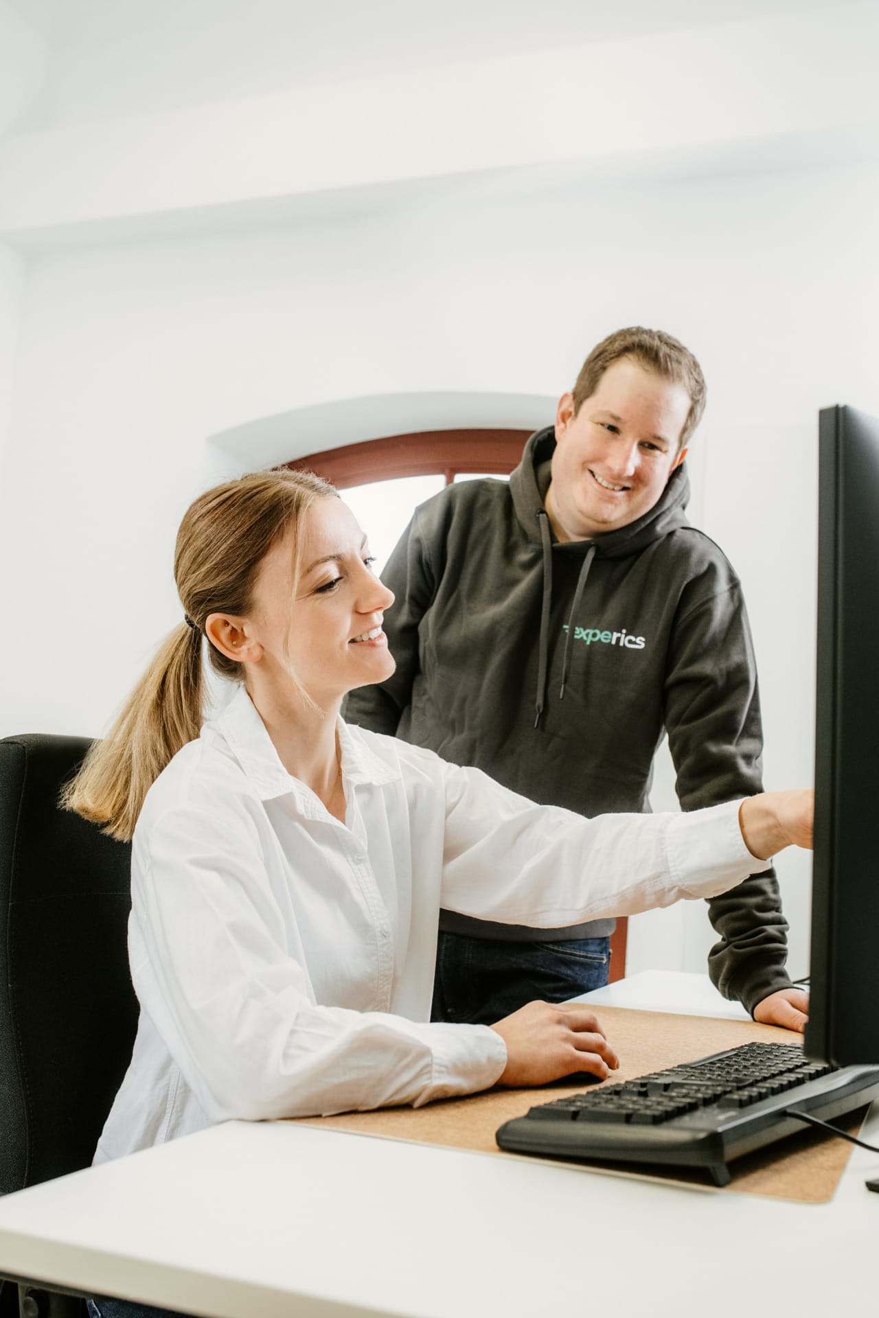 Julia Und Michael Von Experics Im Gespräch Am Arbeitsplatz