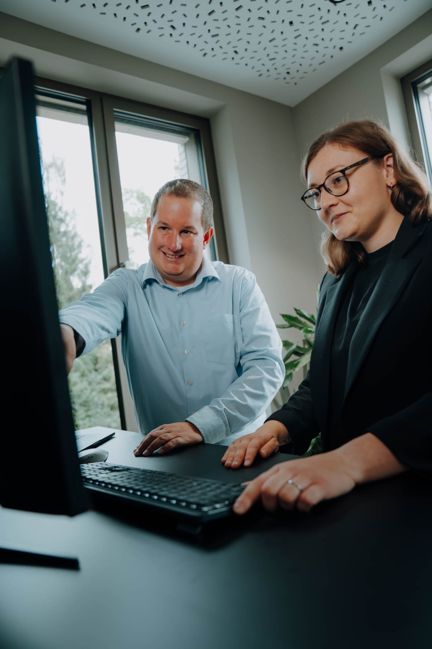 Michael und Hanna in Besprechung